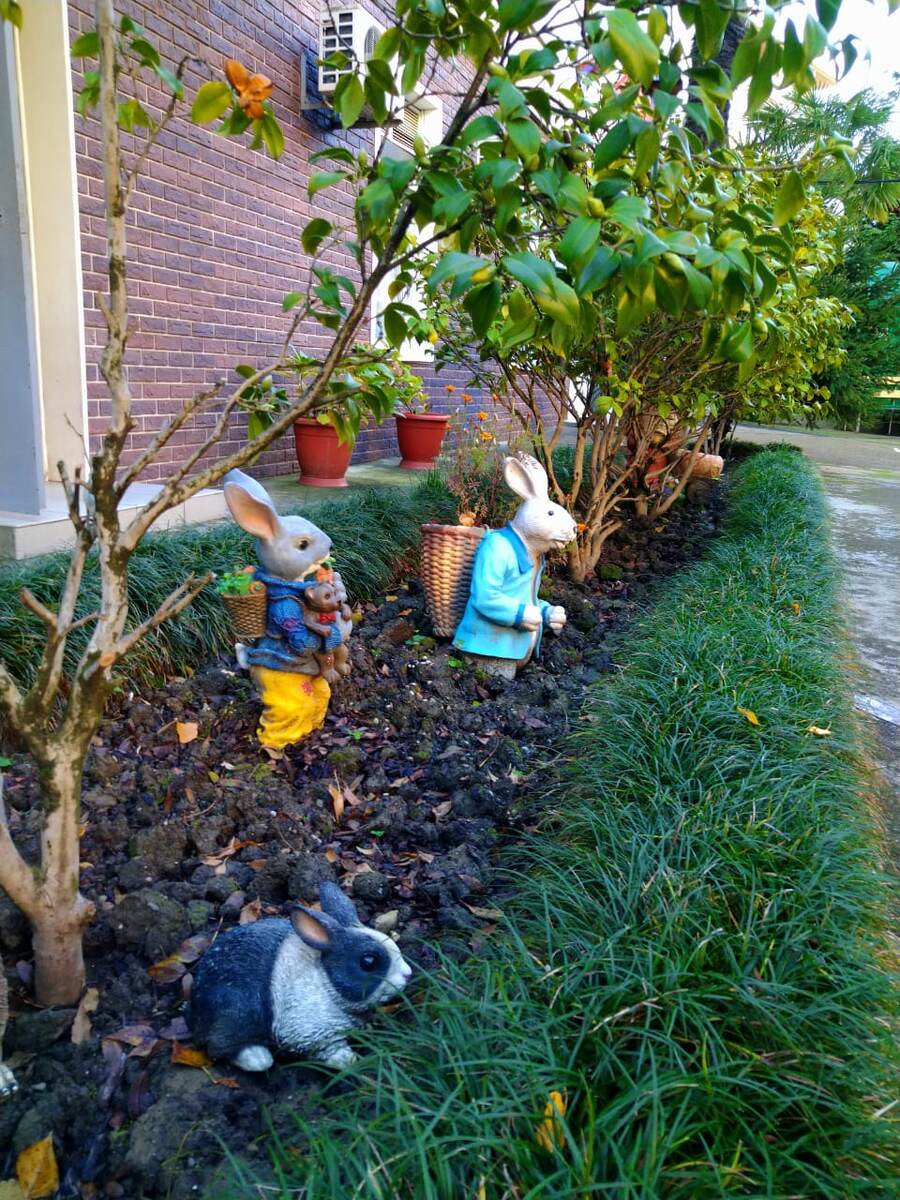 забавные фигурки на территории