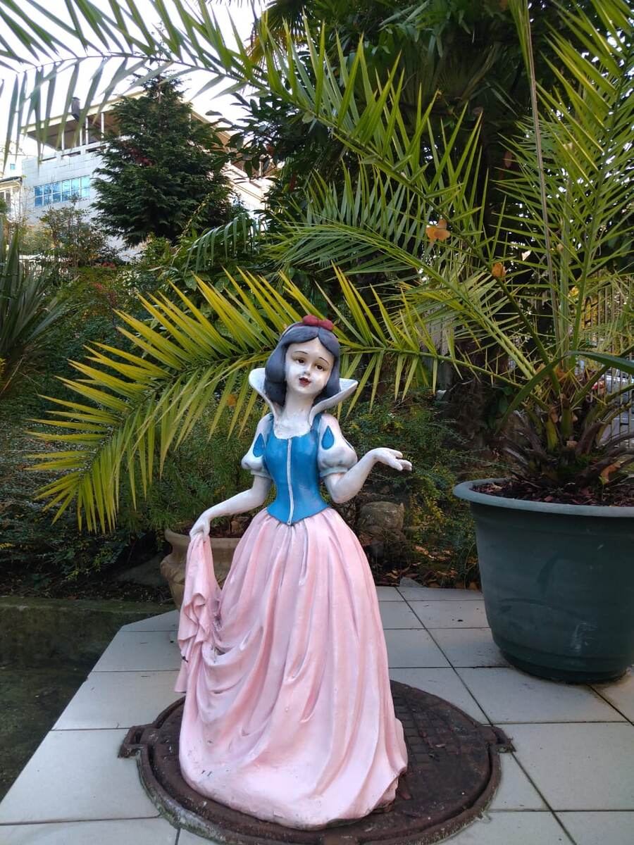 садик называется "Неваляшка", но встречает Белоснежка на входе))