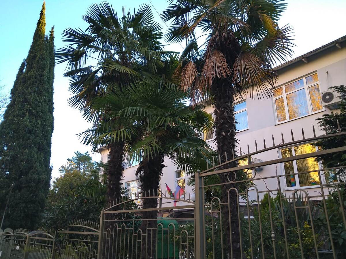 со стороны улицы