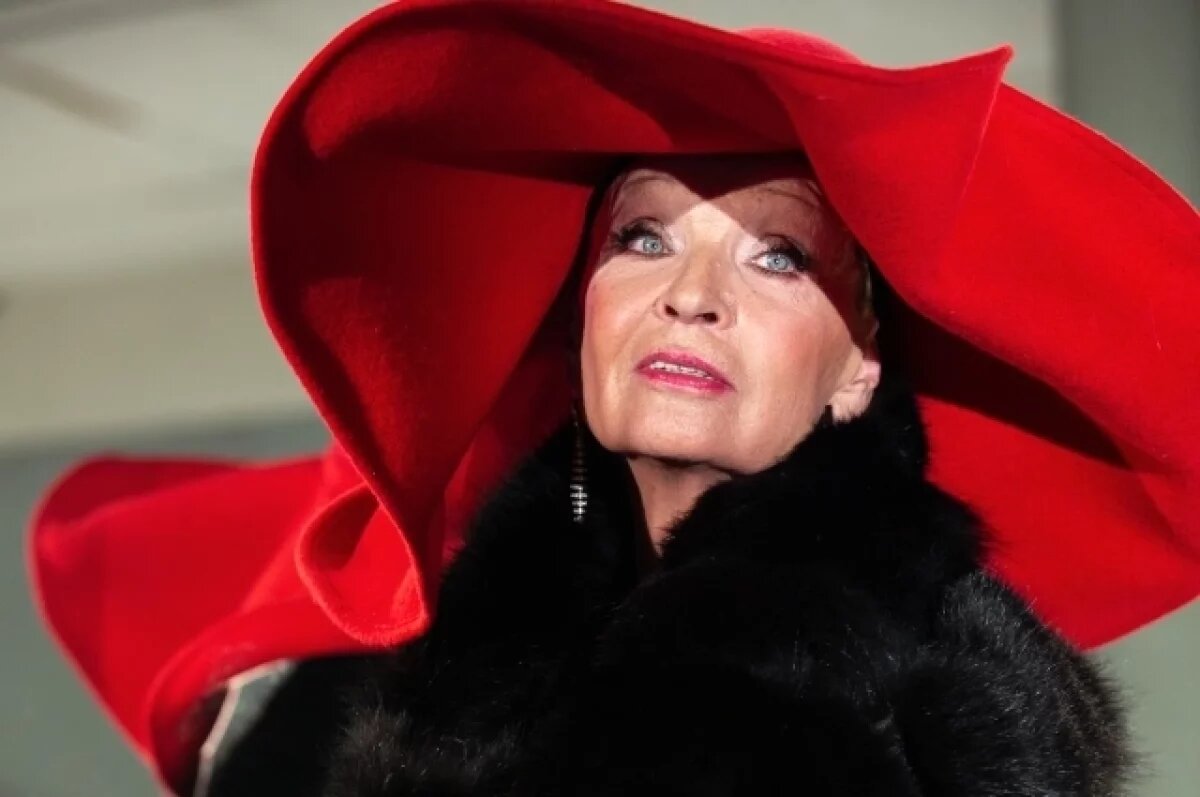    94-летняя Хитяева прислала корзину цветов ушедшей Светличной