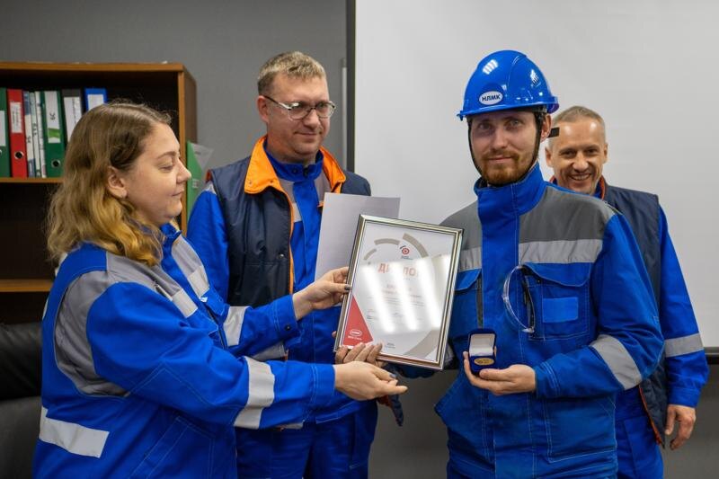    Пресс-служба "ВИЗ-Сталь" / Шестнадцать победителей конкурса получили дипломы и денежные премии