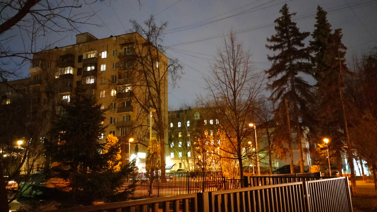 "Вот и окна в сумраке зажглись". Фото автора.