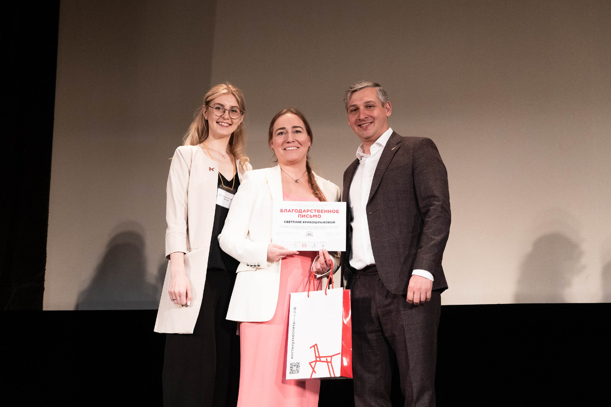 Заместитель директора по административным вопросам Института воспитания Александр Цветков, специалист отдела проектов и программ Анастасия Львова и председатель Союза детских и юношеских писателей Светлана Кривошлыкова, 2022 г.