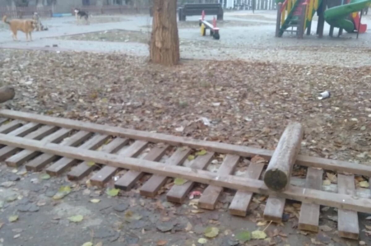    В Астрахани обвалился забор у детского комплекса "Русь былинная"