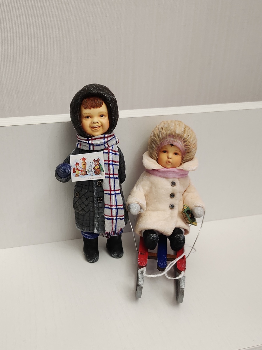 Парная ватная игрушка: мальчик везёт девочку на санках