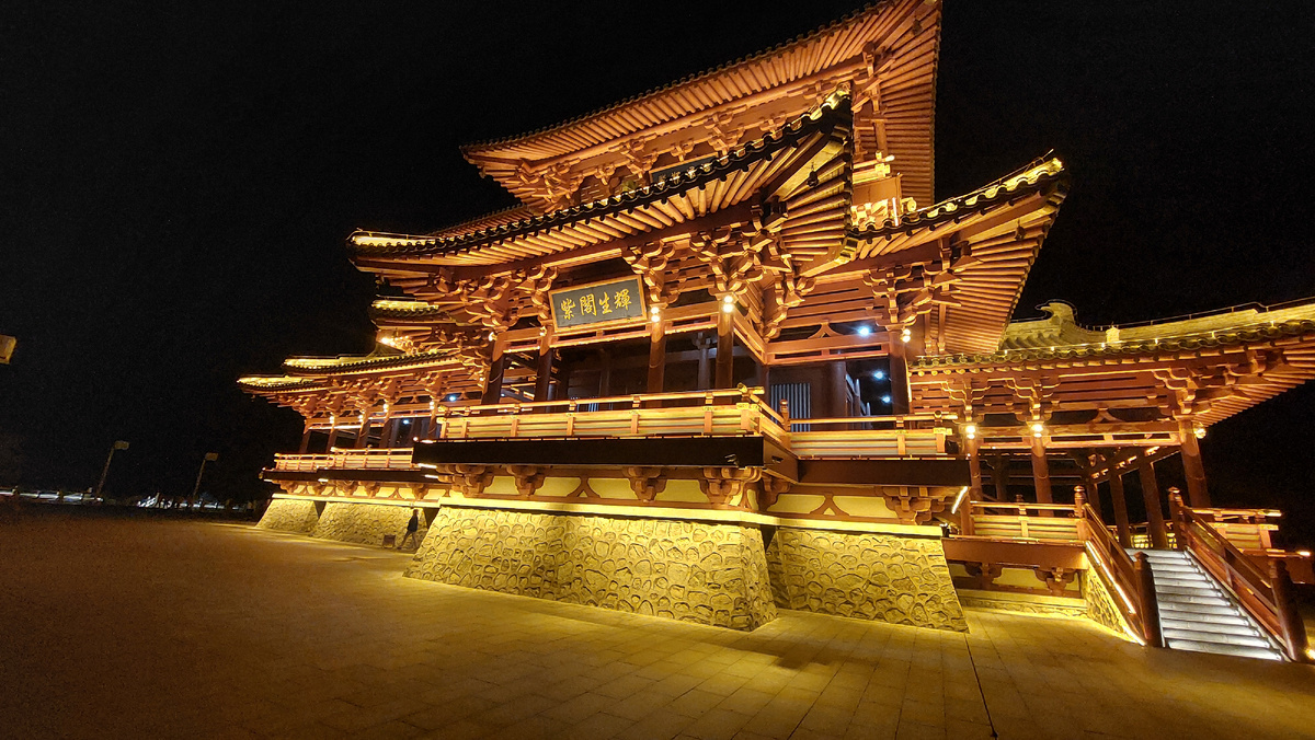 пагода на вершине в лесном парке