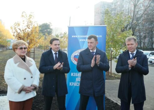 



📷


Первые выборы на Кубани прошли в 1994 году. Тогда жители выбирали депутатов ЗСК первого созыва. По словам мэра, сегодня избирательная система региона одна из самых современных и многочисленных.
Каждый год выборы проходят на все более высоком уровне, внедряются новые технологии. На многих участках работают электронные урны для голосования. Везде организовано онлайн-наблюдение. Делается все, чтобы выборы проходили легитимно, честно, комфортно и безопасно,— подчеркнул Евгений Наумов.