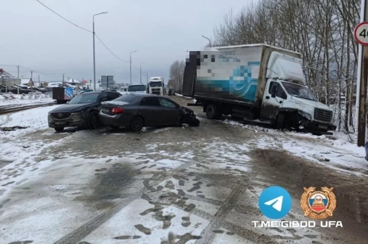    На Нагаевском шоссе «ГАЗель» столкнулась с двумя автомобилями