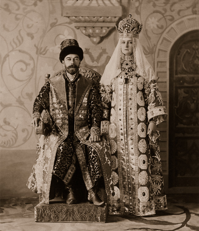 Николай II и императрица Александра Федоровна в костюмах царя Алексея Михайловича и царицы Марии Ильиничны. Левицкий Л. С. 1903 г.