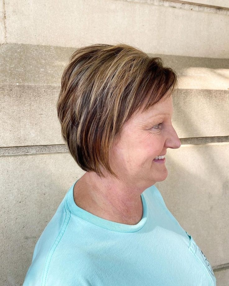 Слишком отфилированно и форма стрижки деформирована. Несмотря на укороченные волосы на макушке, она всё равно выглядит скошенной и даже подчёркивает этот нюанс.