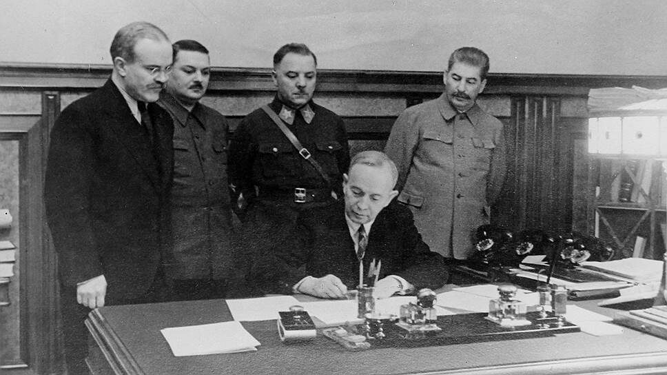 Ни в 1918-м, ни в 1939 году Отто Куусинен (на фото — за столом) не смог создать социалистическую Финляндию .📷Фото: М. Калашникова / Фотоархив журнала «Огонёк»