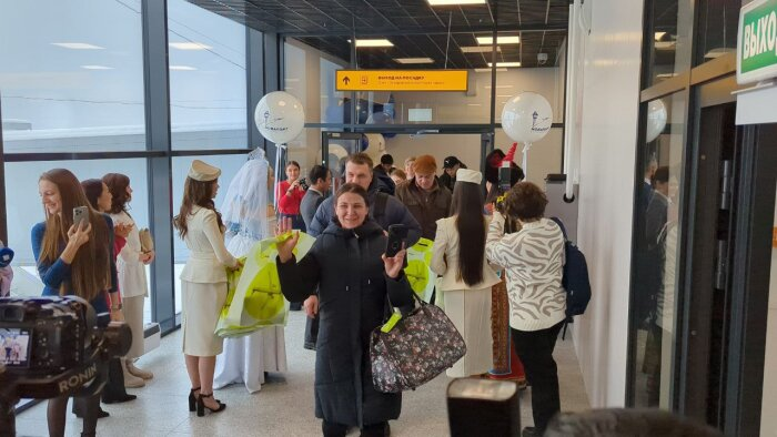 Первых пассажиров в Улан-Удэ встретили подарками / фото: телеграм-канал Алексея Цыденова