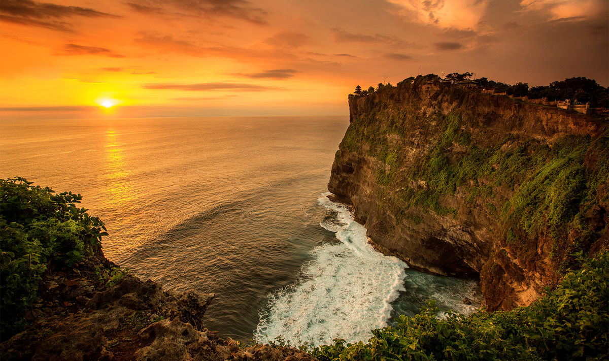 Хотя бы один раз посмотреть закат в Улувату.Фото: DONOT6_STUDIO / Shutterstock.com