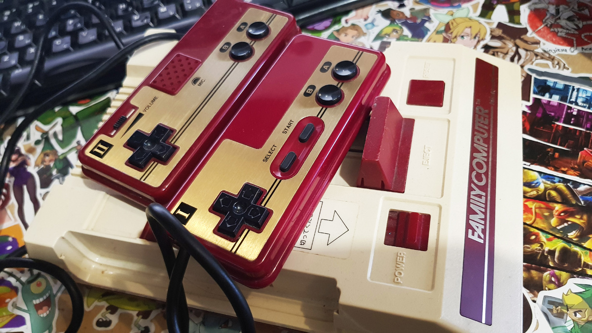Игровая консоль Nintendo Famicom и её геймпады.