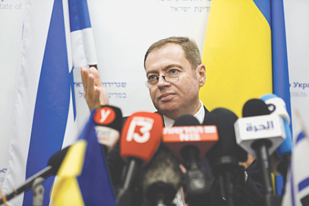 Посол Украины в Израиле Евгений Корнийчук ждет передачи Киеву оружия российского производства. Фото Reuters