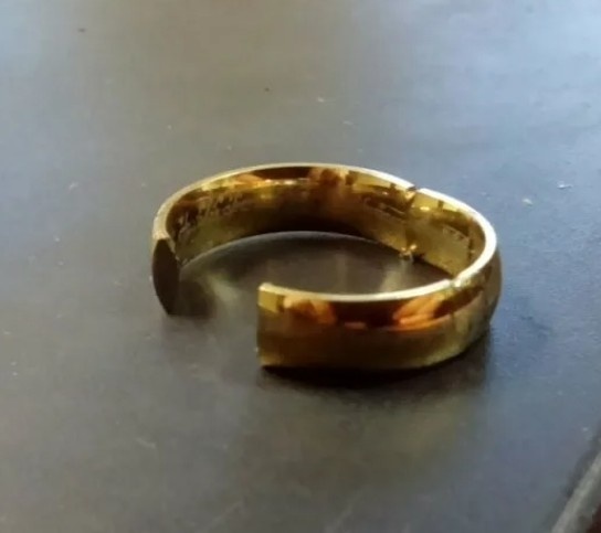 Распиленное золотое кольцо, из интернета.