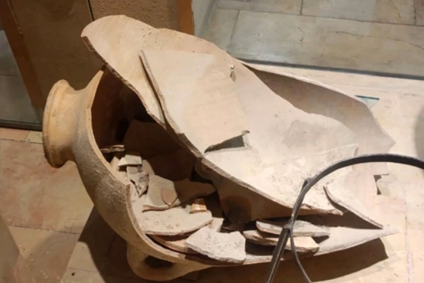 Мальчик разбил 3500-летний кувшин в археологическом музее