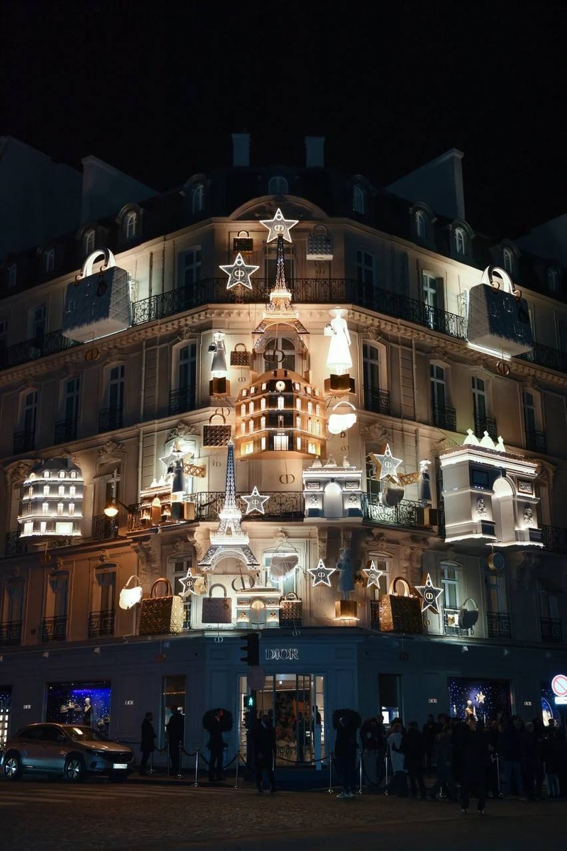 Dior преобразил фасад флагманского бутика на Авеню Монтень в Париже  