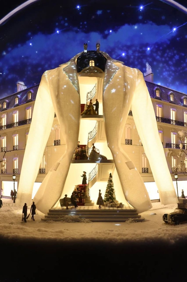 Dior преобразил фасад флагманского бутика на Авеню Монтень в Париже  