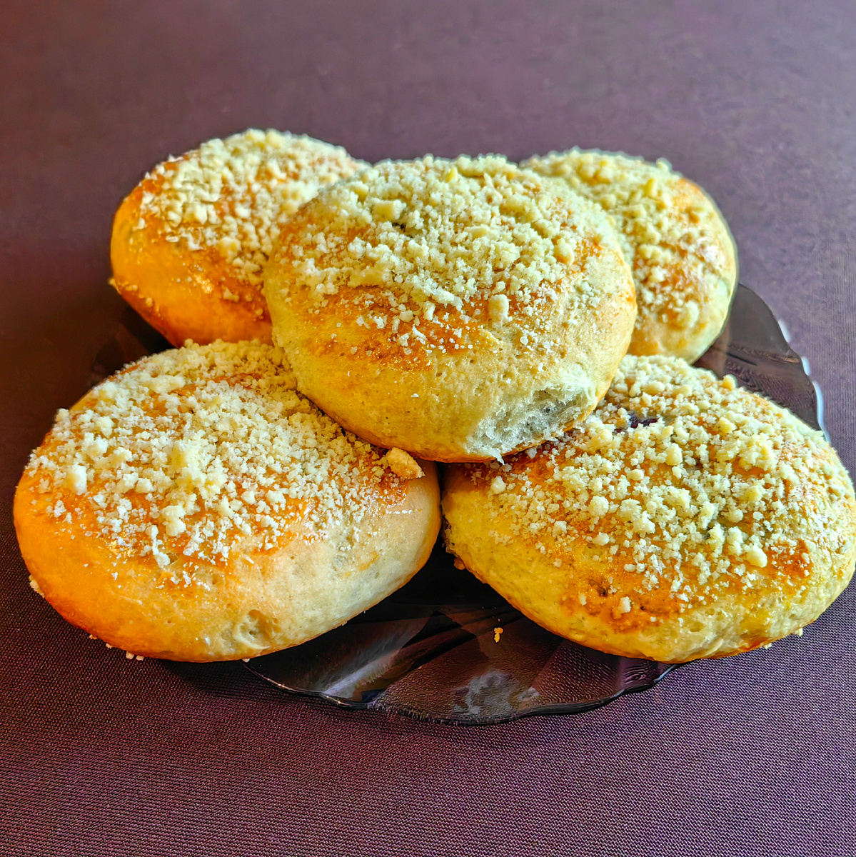 Булочки со смородиной.