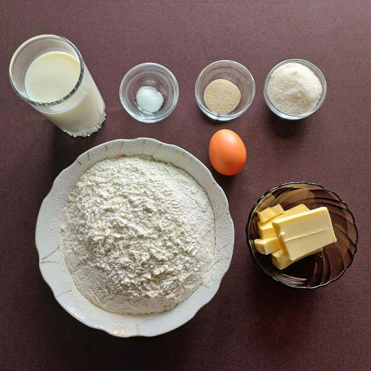 Продукты для приготовления дрожжевого теста для булочек.