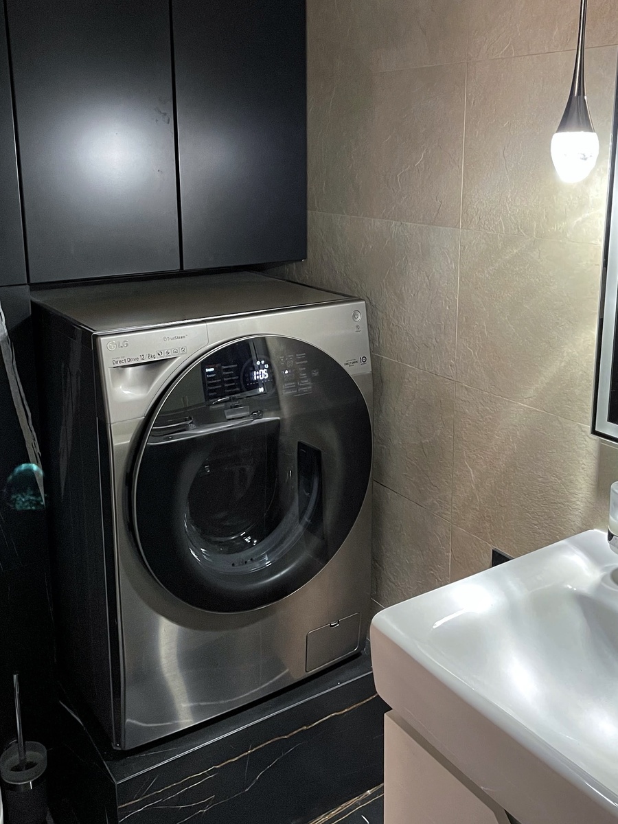 У меня небольшая квартира и поместилась только стиралка и сушилка 2-в-1, но она справляется со своими функциями великолепно!