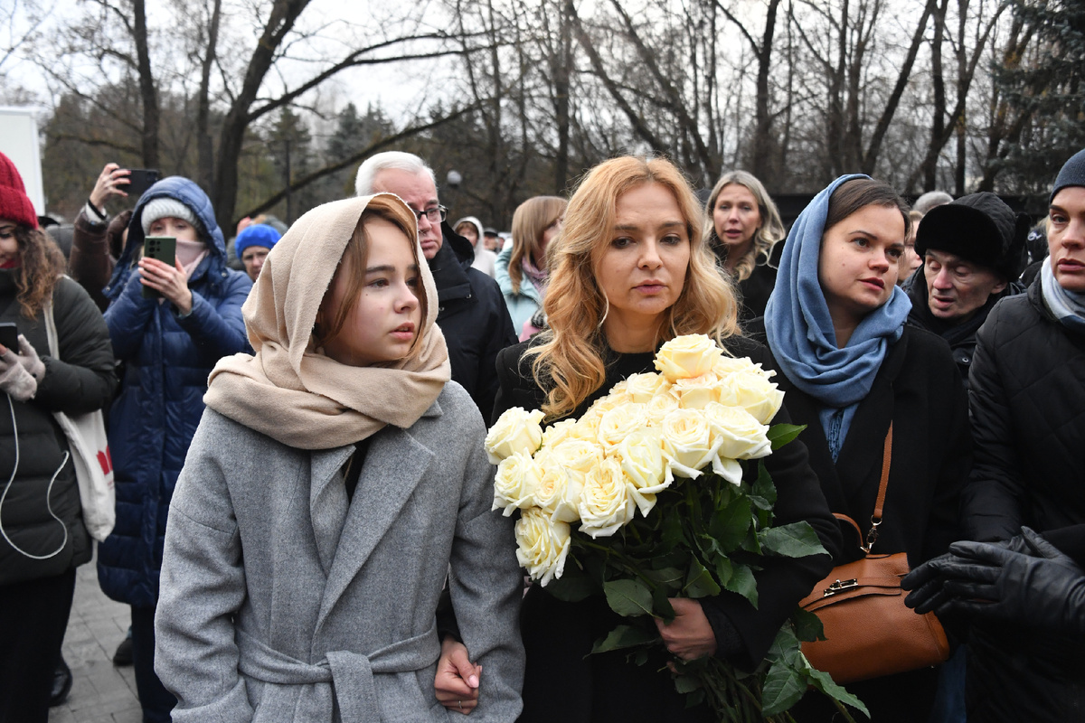 Ника рядом с мамой Мариной и сестрой Викторией (в голубом платке). Фото: Global Look Press