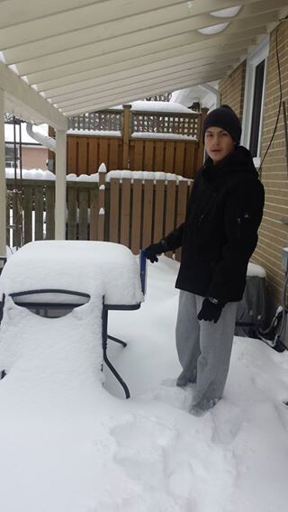 Всё утро в субботу откапывались от снега. Именно в такие моменты, в качестве компенсации за экстремальные физические нагрузки, понимаешь, как огромная у тебя собственность и… радуешься этому факту.