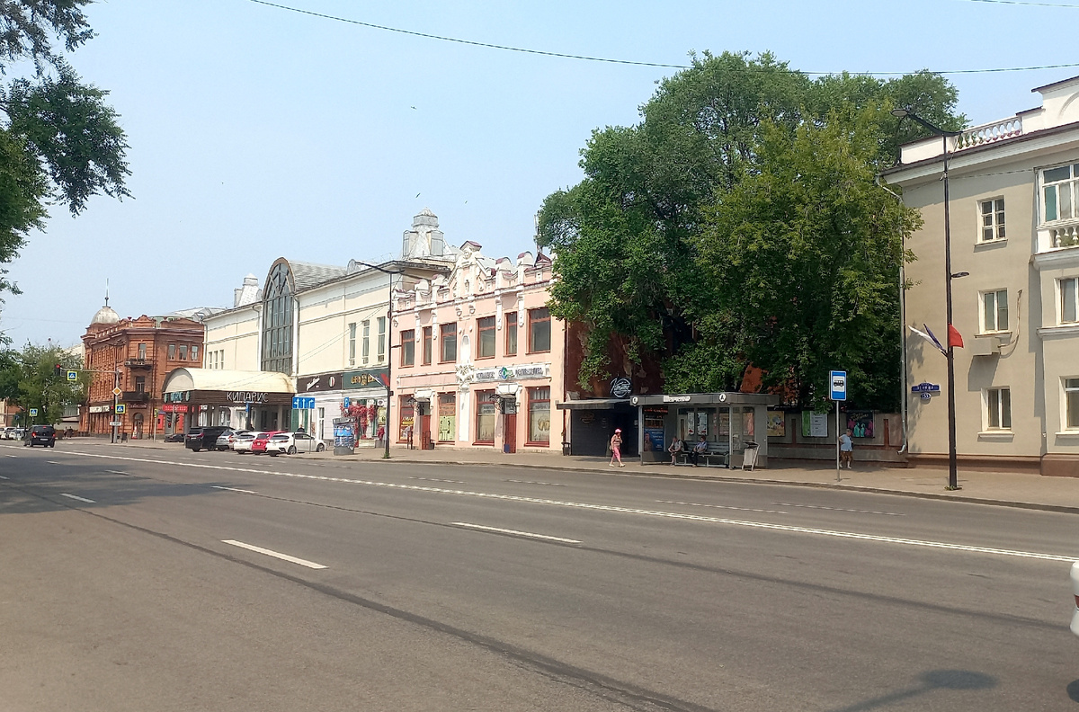 Милейшая обстановка, странно, что в понедельник нет машин совсем в центре города. 