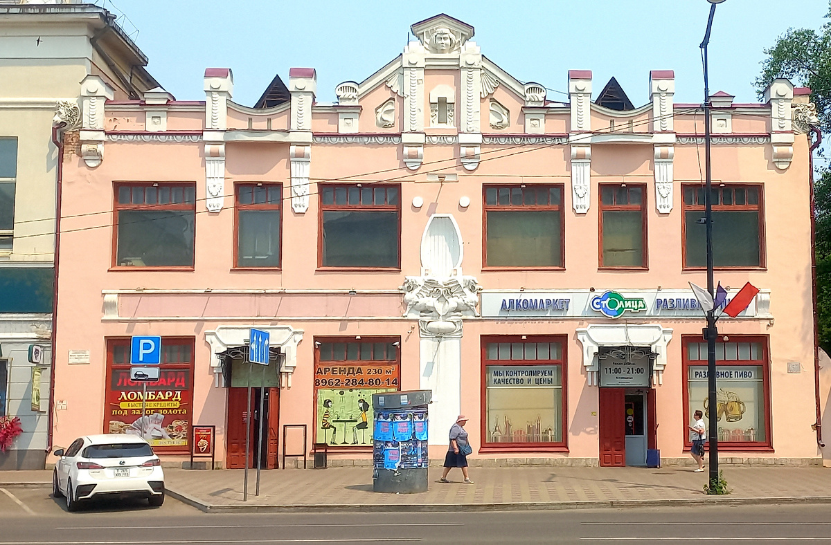 Листайте. После революции какое-то время здесь располагалась сапожная мастерская, потом разные конторы. 