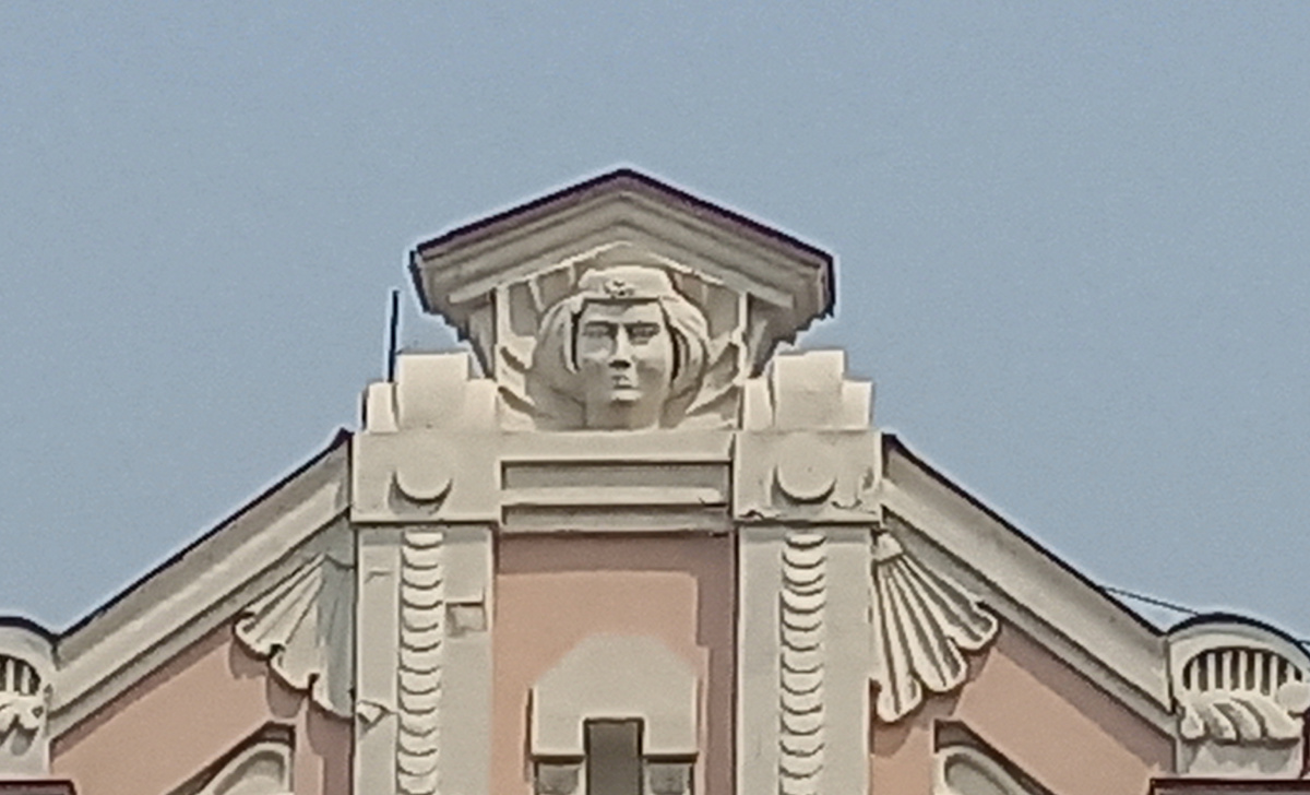 Мне только одной кажется, что дама в пилотке?