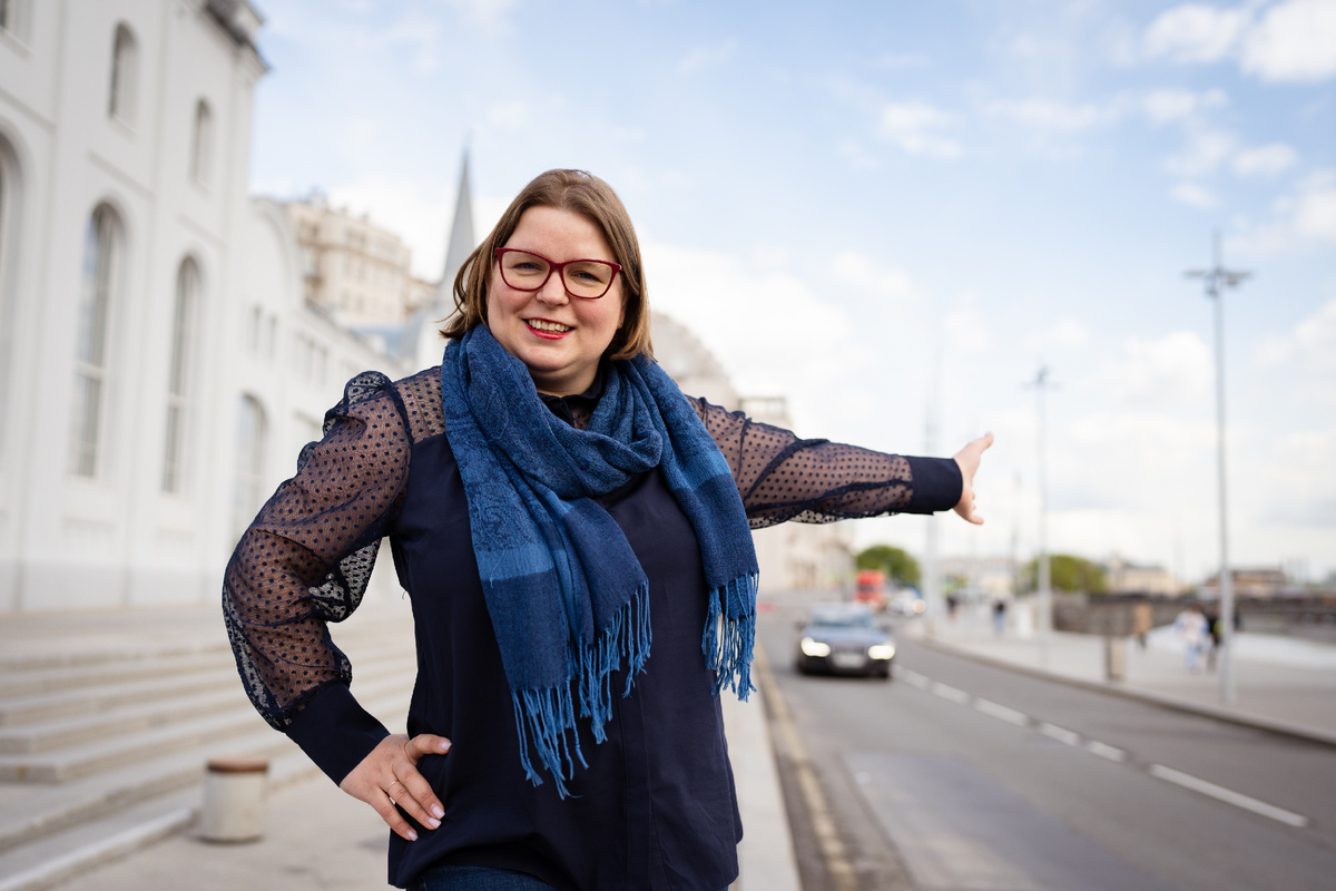 Всем привет! Меня зовут Елена Сокол и я логопед-практик я помогаю обычным мамам из нашей с вами жизни заниматься со своими детьми самостоятельно. Я адепт и практик семейного образования