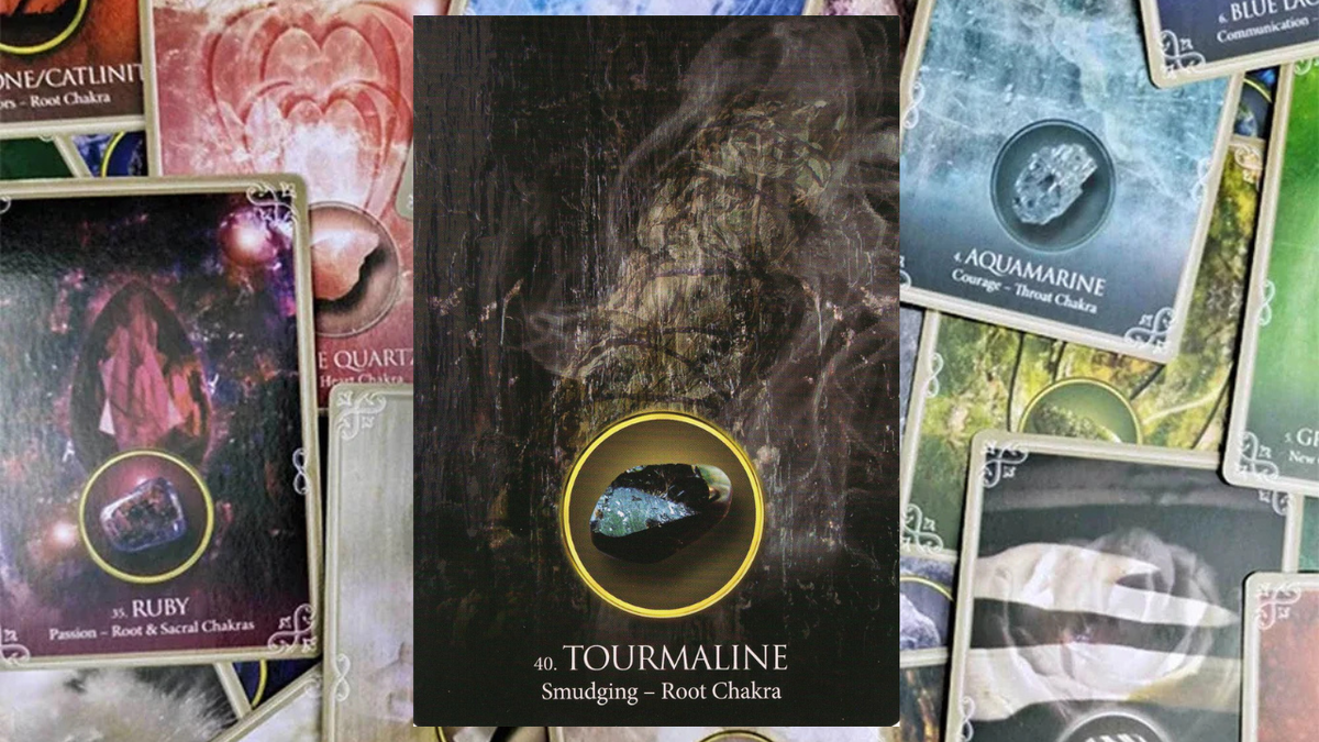 Турмалин. Фото Оракул "Eternal Crystals Oracle" Издательство Blue Angel