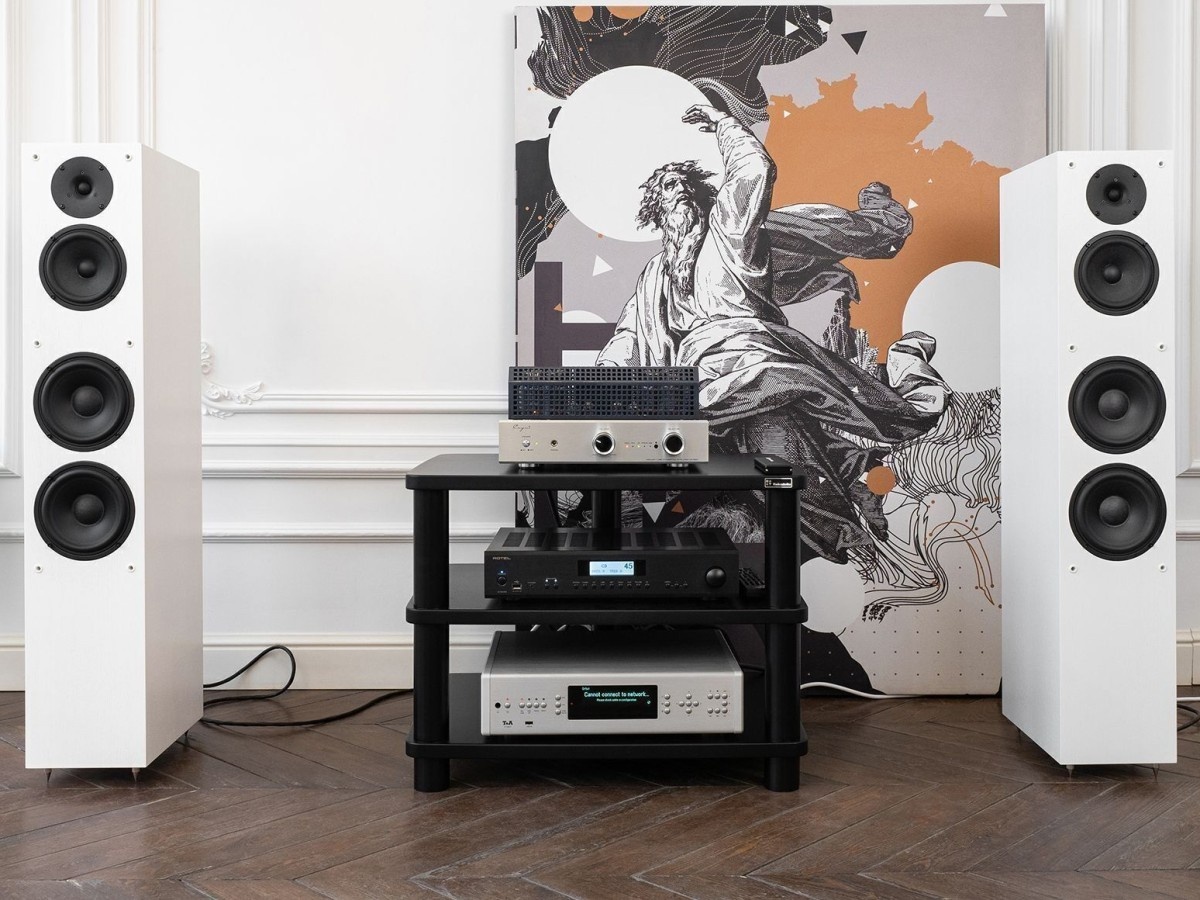    Звук без искажений: Radiotehnika выпустила фирменные стойки под аудиотехнику