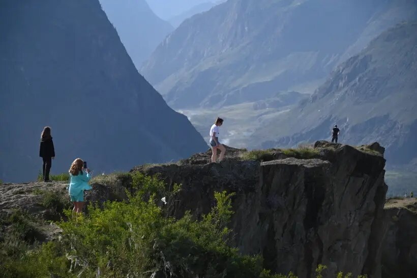     Туристы на перевале Кату-Ярык в долине Чулышман возле реки Чулышман в Алтае. © РИА Новости. Алексей Мальгавко