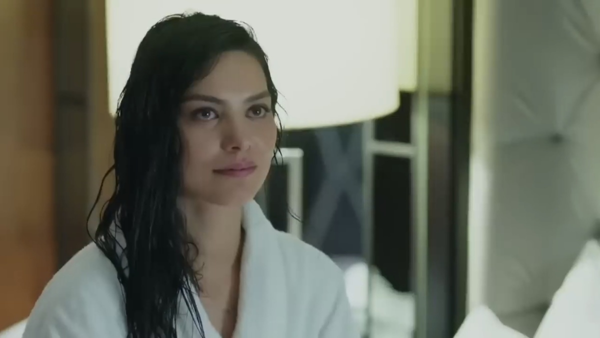 Кадр из сериала "Чёрная любовь" (реж. Хиляль Сарал)