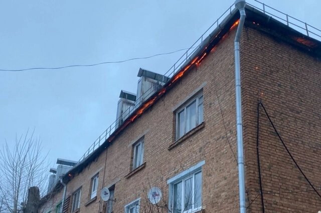    Фото: ГУ МЧС по республике Коми Из-за загоревшейся крыши без крова остались 40 человек.