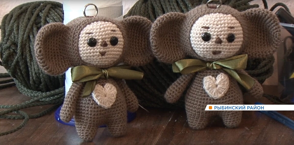     Волонтеры из Рыбинского района делают обереги для бойцов СВО