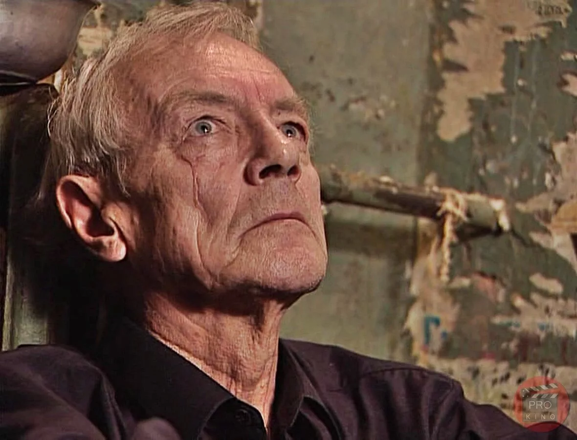 Кирилл Лавров в роли вора сидит в тюрьме, кинофильм "Бандитский Петербург". 