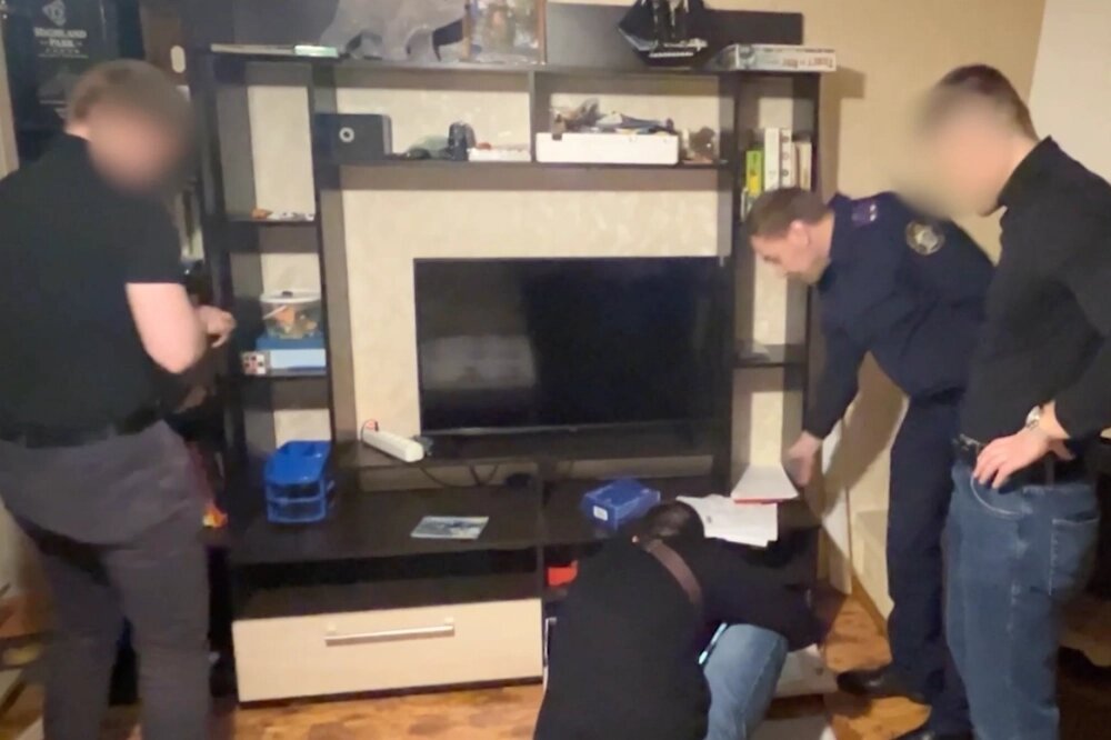    В квартире бывшего чиновника прошли обыски, во время которых были изъяты крупные суммы денег. Фото: Следком Карелии