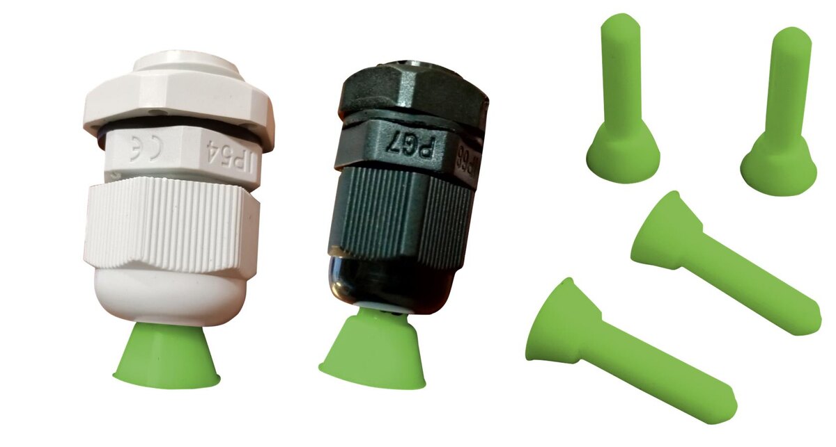 Гермовводы с установленными заглушками и сами заглушки