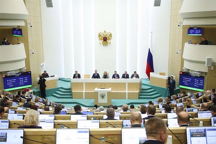    Масштабные планы обсуждают сегодня в Совете Федерации. На повестке национальный проект «Инфраструктура для жизни». Задача — строить не меньше 100 млн кв. м жилья в год, чтобы рядом были школы, детские сады и больницы. И это в условиях колоссального давления Запада.   
Фото: council.gov.ru