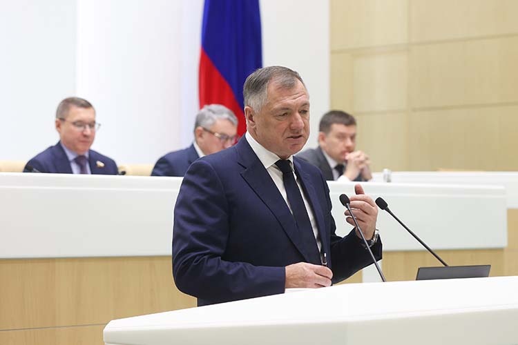    Марат Хуснуллин: «У нас очень большие ограничения в действующем Градостроительном кодексе. Честно сказать, мы просто не можем собраться с духом и его поменять, потому что в него внесены тысячи изменений. Я вот пытался его почитать, и это единственная книга, которую я не смог прочитать».   
Фото:  council.gov.ru