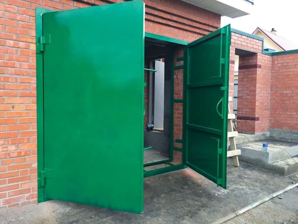 Распашные ворота для гаража