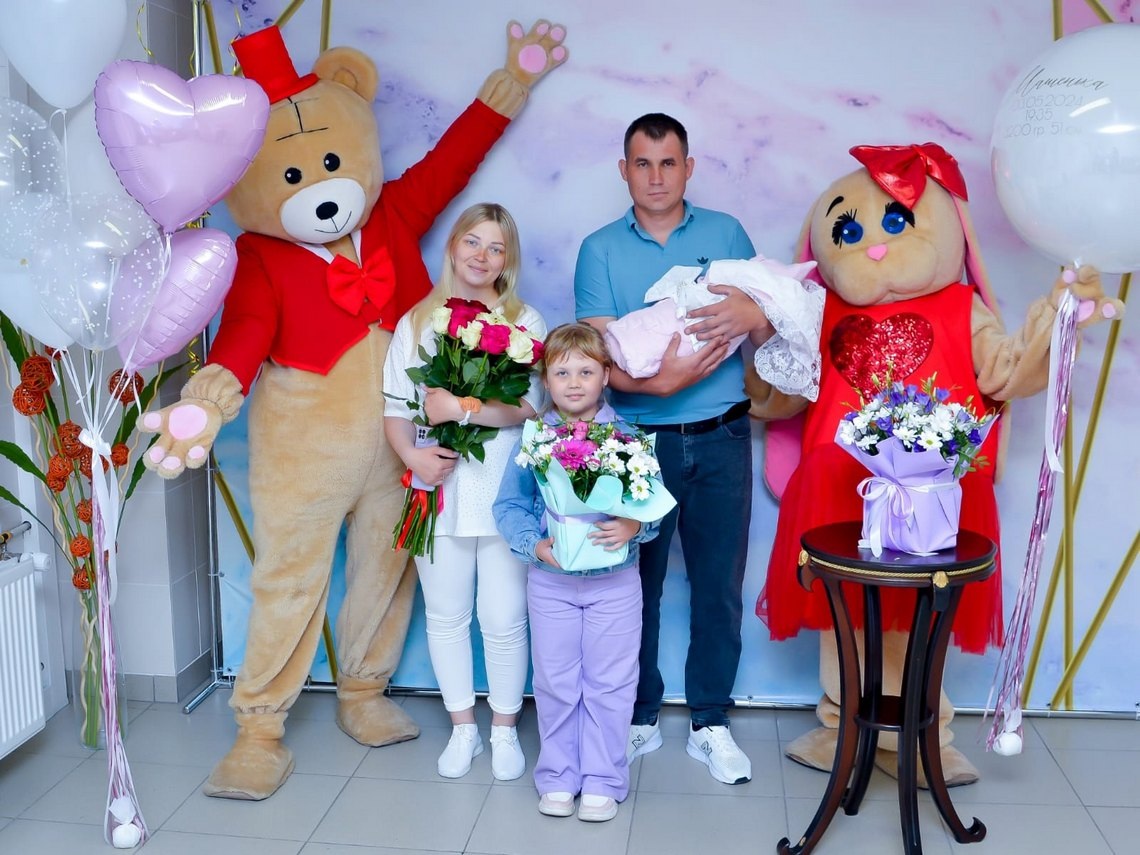 Вся семья в сборе. Выписка Алены с дочкой Машей из роддома.