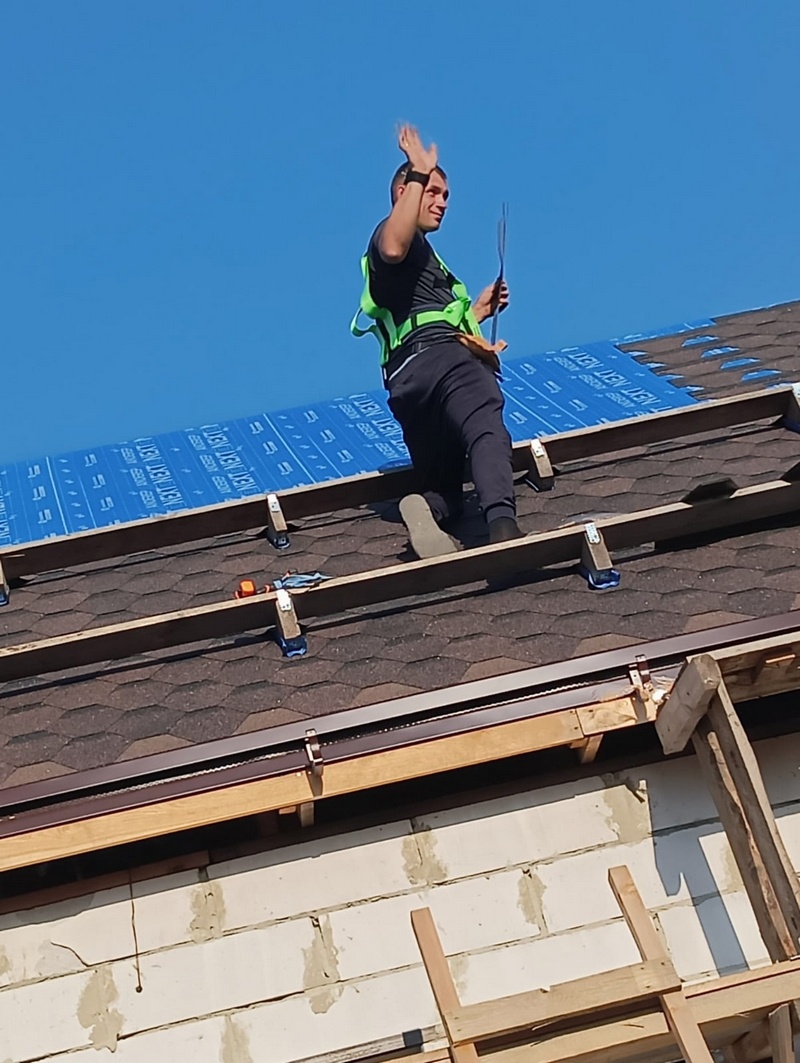 Денис строит дом своими руками от фундамента до крыши.