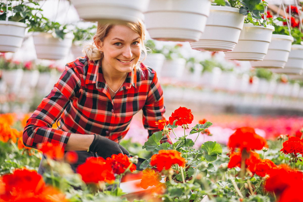 Источник изображения: <a href="https://ru.freepik.com/free-photo/woman-gardner-looking-after-flowers-greenhouse_4410529.htm#fromView=search&page=1&position=10&uuid=463b7511-3caa-4d7c-8468-4c6983eecb78">Изображение от senivpetro на Freepik</a>