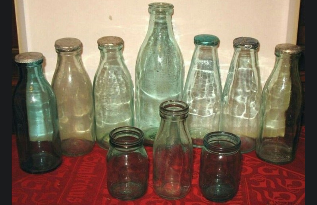 На фото: молочные бутылки (от молока, кефира, сметаны и т.д.), которые принимали на пункте приема стеклотары и которые с удовольствием сдавали люди в СССР.