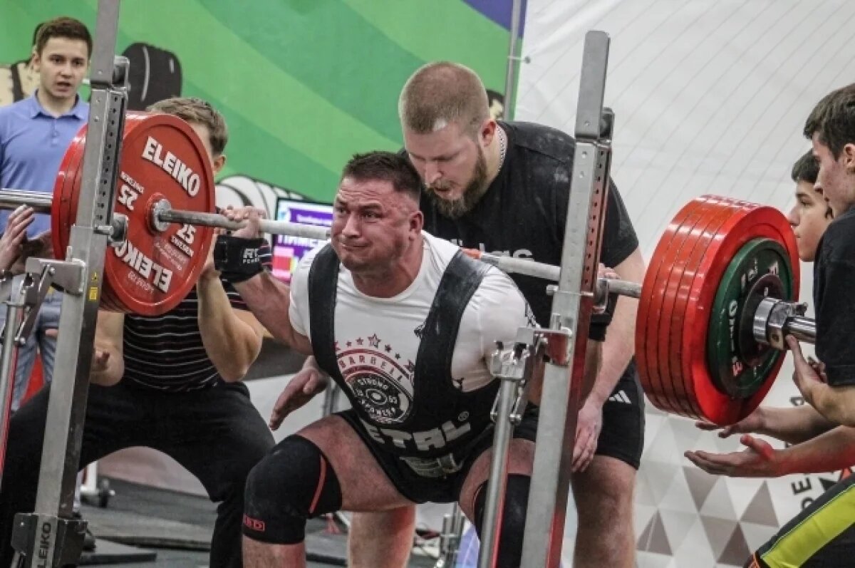    Впервые в Коми спортсмен поднял 300 кг без экипировки.