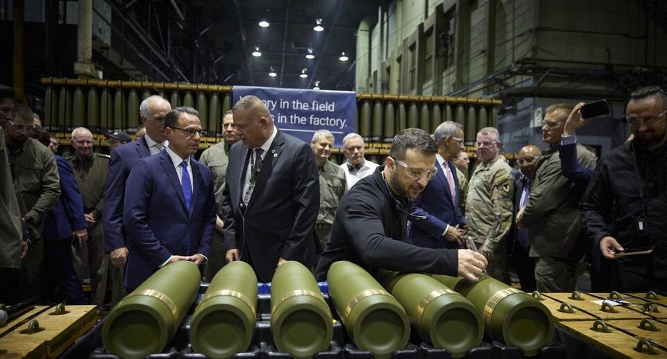    Президент Украины Владимир Зеленский на заводе боеприпасов в Скрэнтоне в штате Пенсильвания. Presidential Office of Ukraine/ThePresidentialOfficeUkraine / Global Look Press
